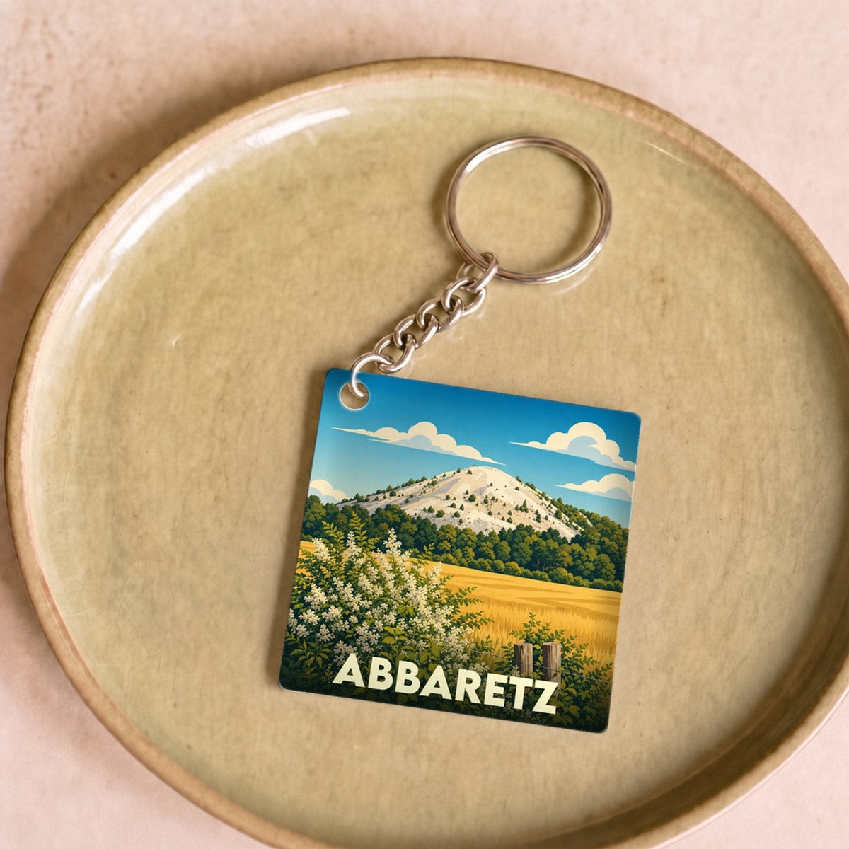 Porte-clés souvenir de la ville d'Abbaretz avec une illustration stylisée de son terril.
