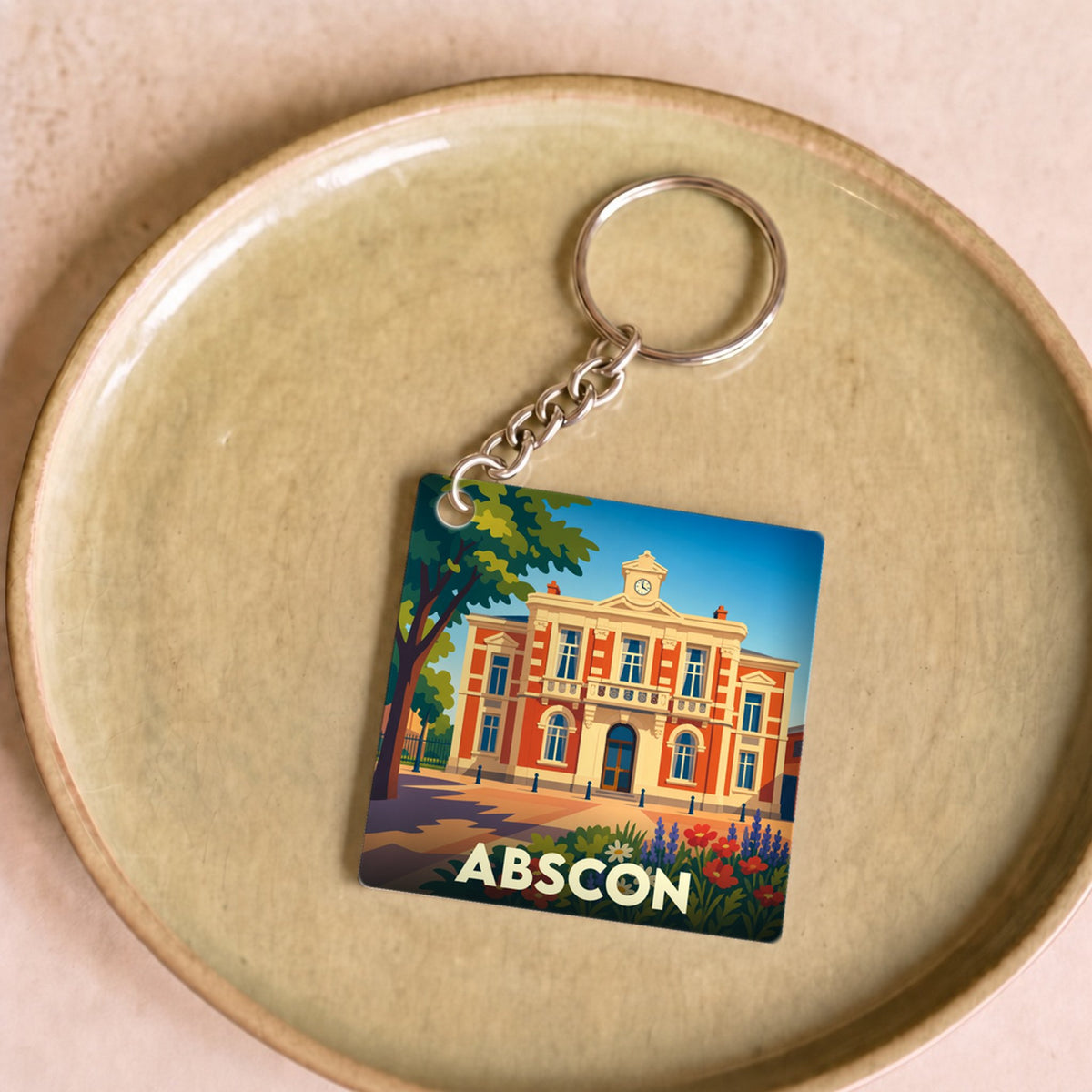 Porte-clés souvenir de la ville d'Abscon avec une illustration colorée et stylisée de son hôtel de ville.