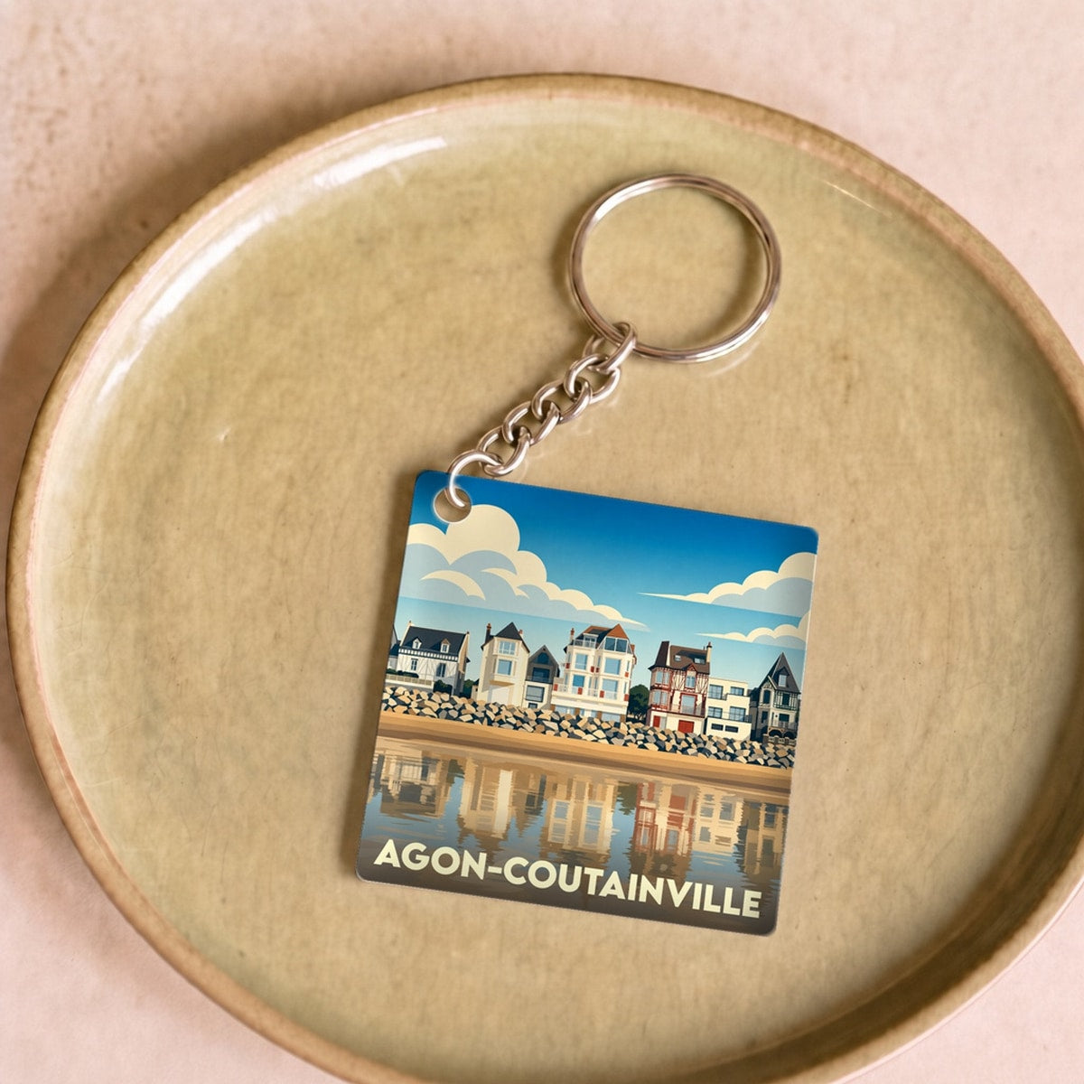 Porte-clés souvenir de la ville d'Agon-Coutainville avec une illustration stylisée de son front de mer.