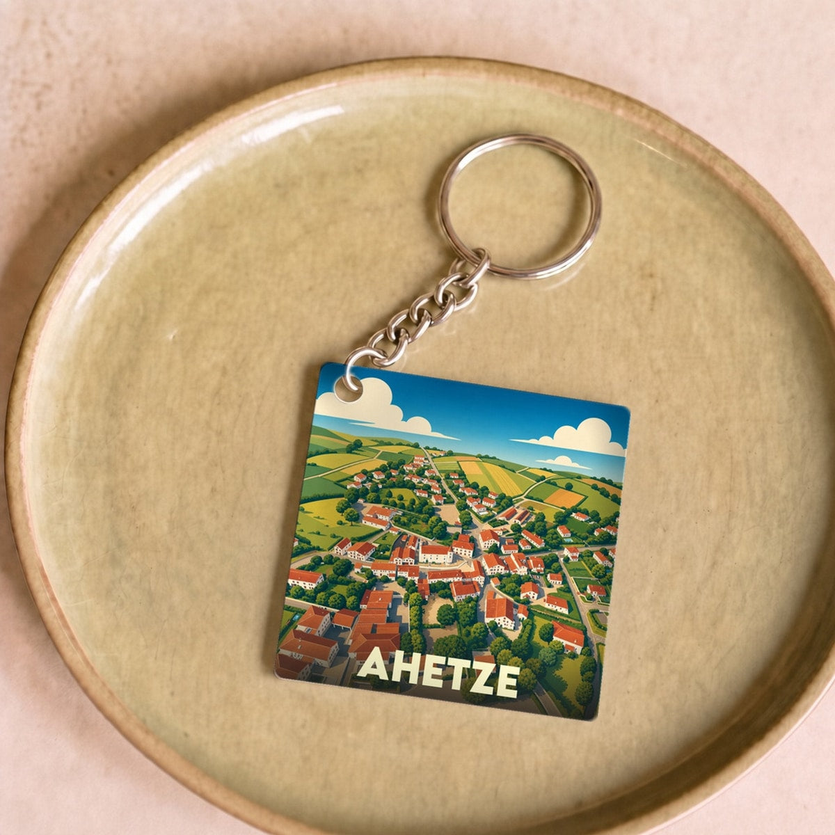 Porte-clés souvenir de la ville d'Ahetze avec une illustration stylisée d'un village basque.