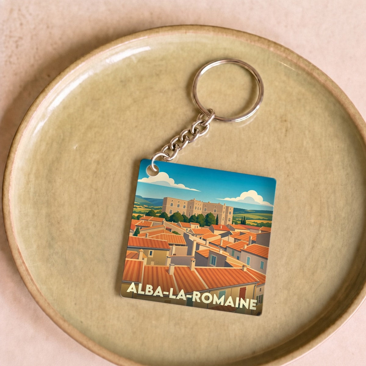 Porte-clés souvenir de la ville de Alba-la-Romaine avec une illustration stylisée.
