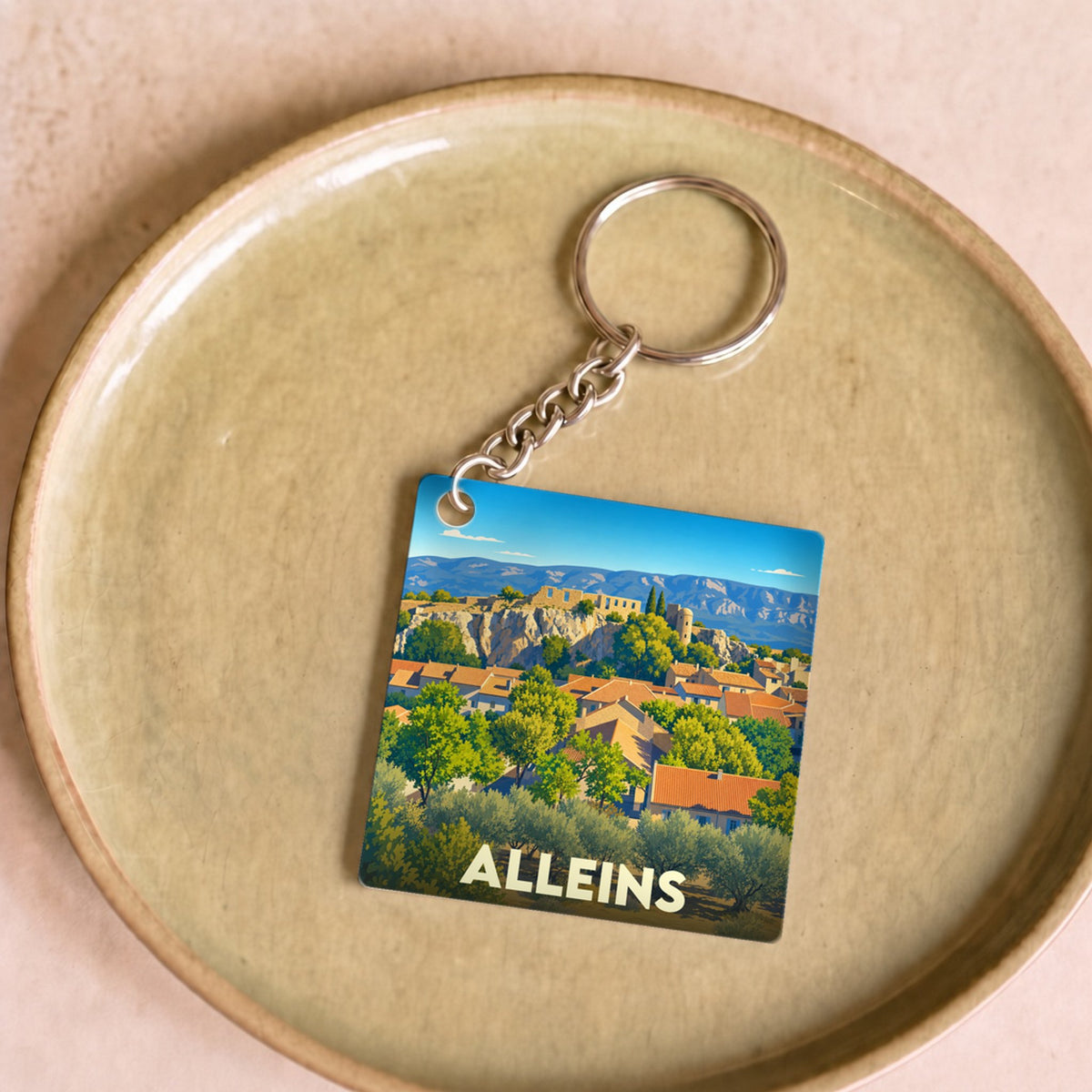 Porte-clés souvenir de la ville de Alleins avec une illustration stylisée.