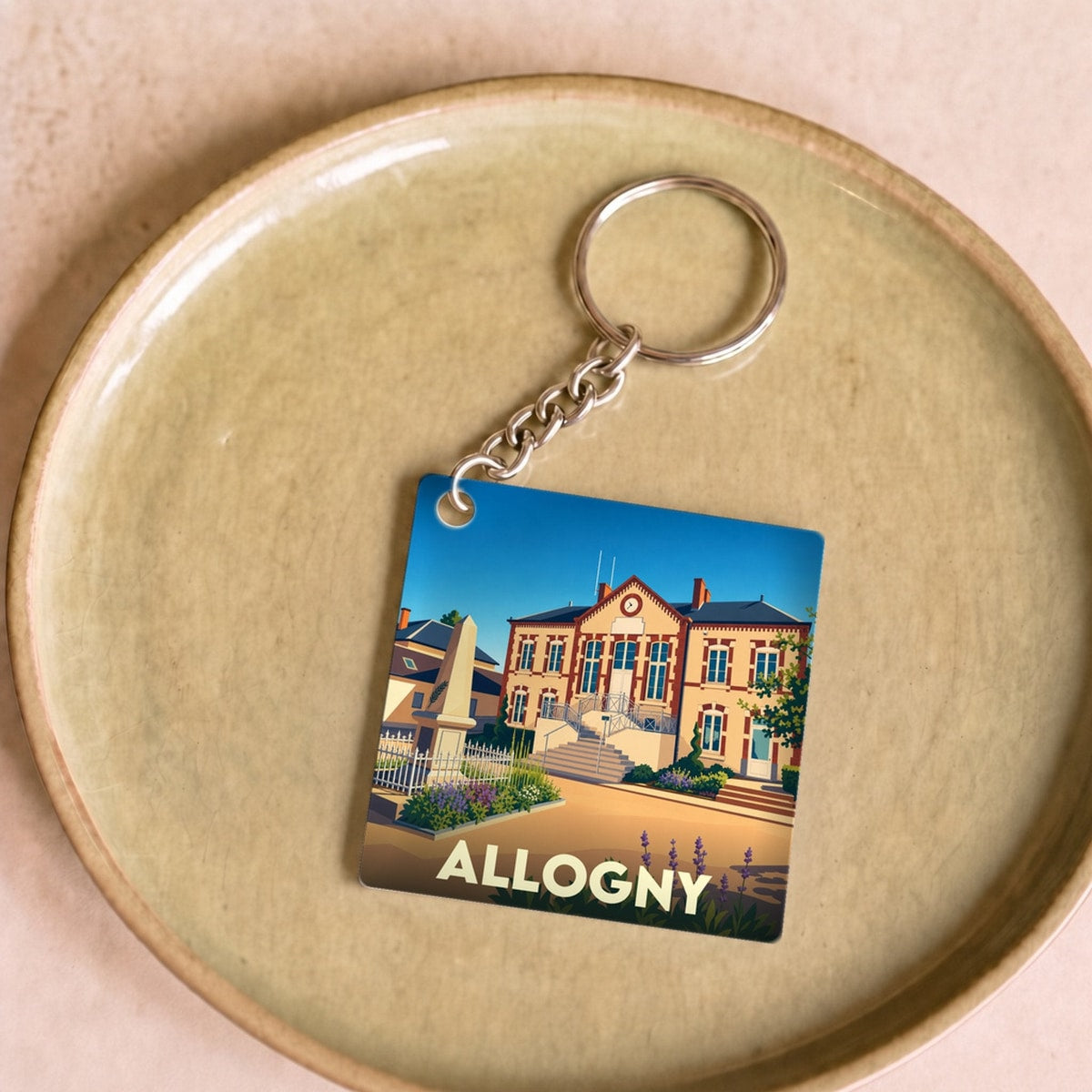 Porte-clés souvenir de la ville d'Allogny avec une illustration stylisée de son hôtel de ville.