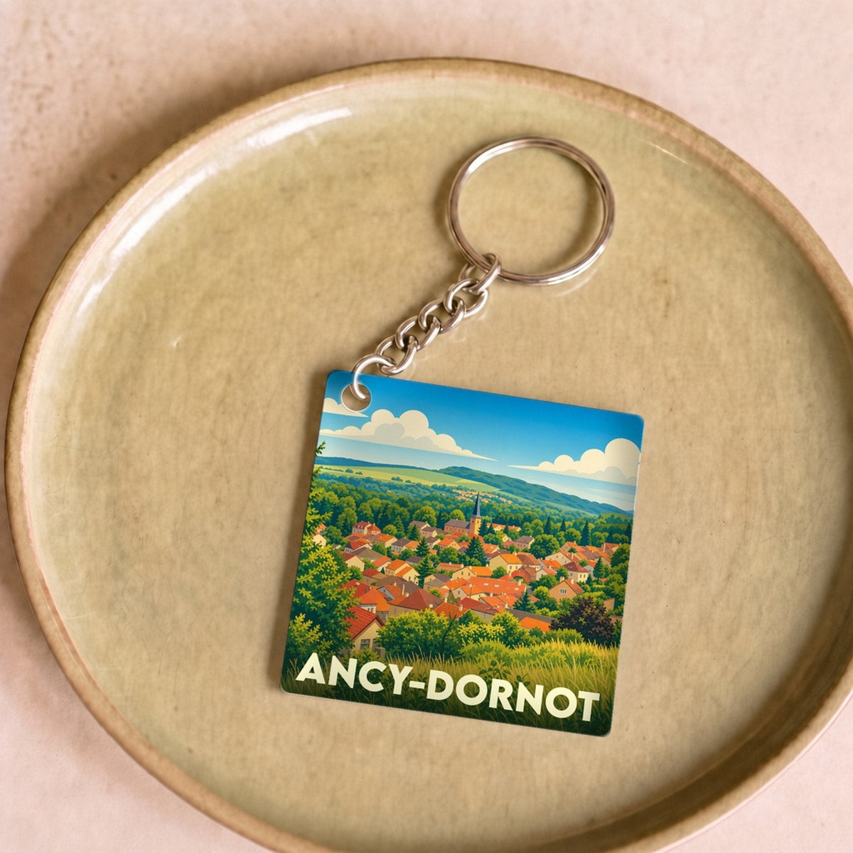 Porte-clés souvenir de la ville de Ancy-Dornot avec une illustration stylisée de son paysage urbain et naturel.