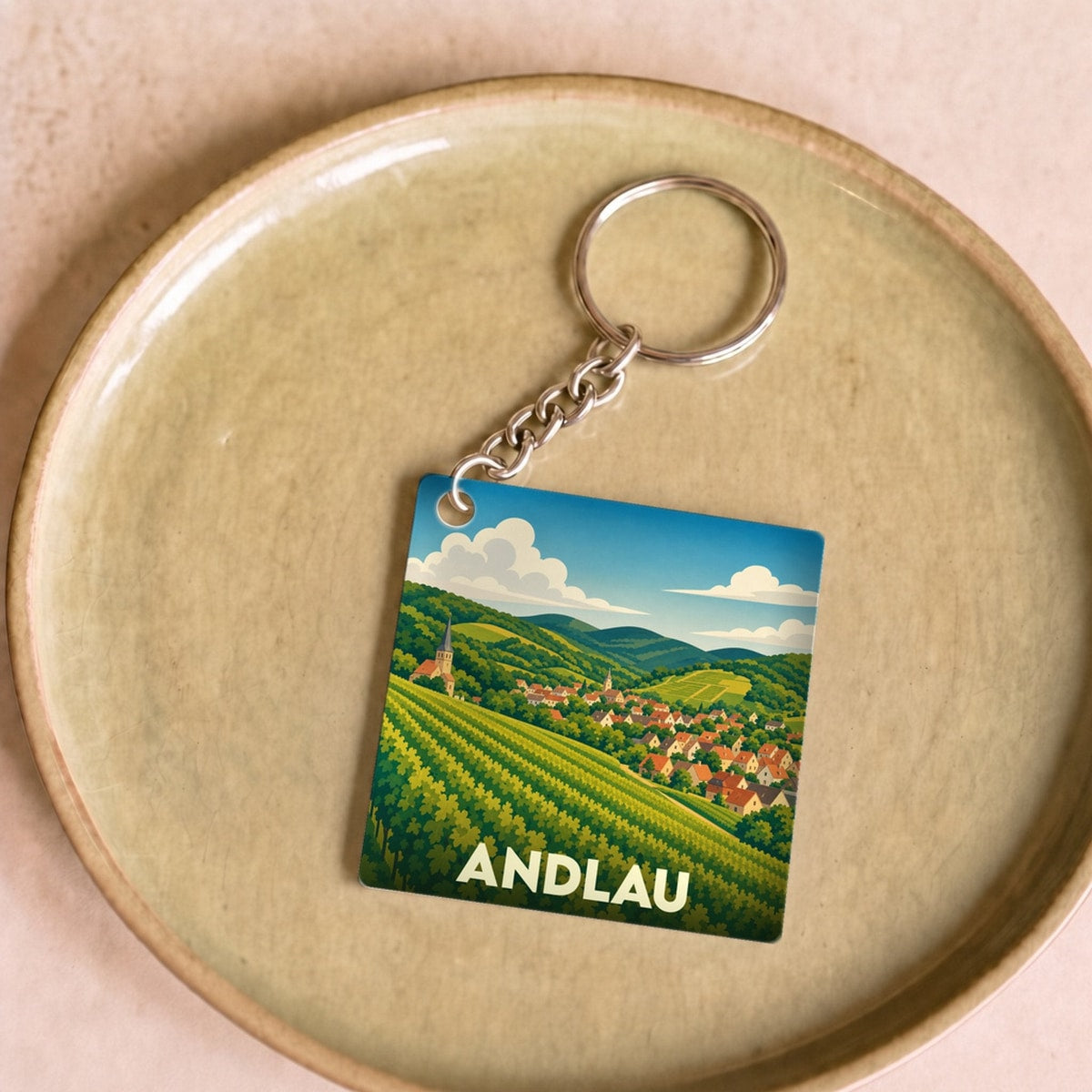 Porte-clés souvenir de la ville d'Andlau avec une illustration stylisée de son vignoble.
