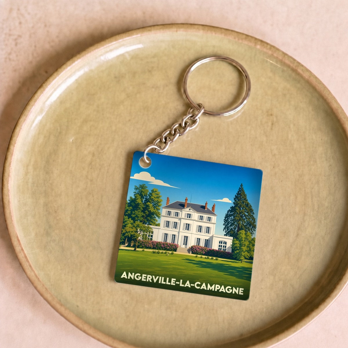Porte-clés souvenir de la ville de Angerville-la-Campagne avec une illustration stylisée.
