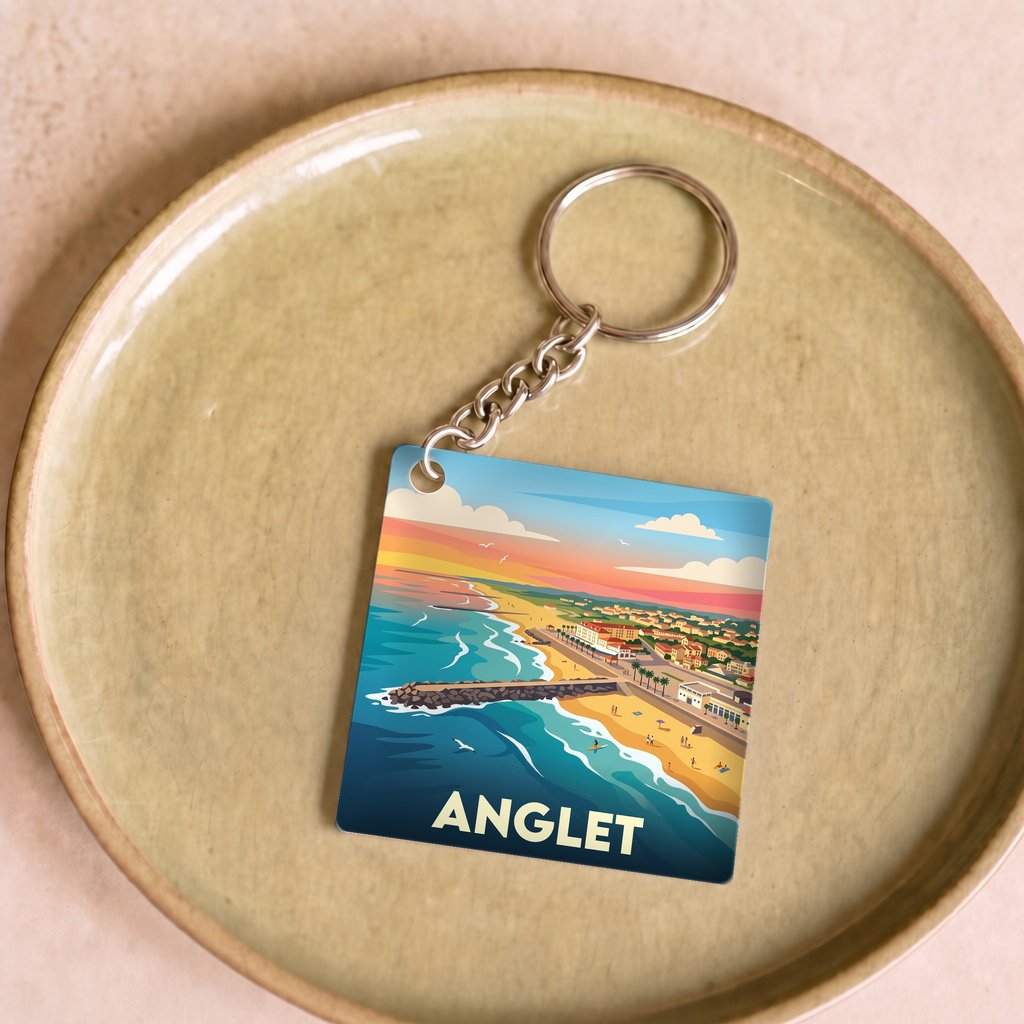 Porte-clés souvenir de la ville d'Anglet avec une illustration stylisée de son littoral.