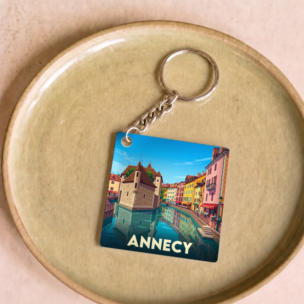 Porte-clés souvenir de la ville d'Annecy avec une illustration stylisée.
