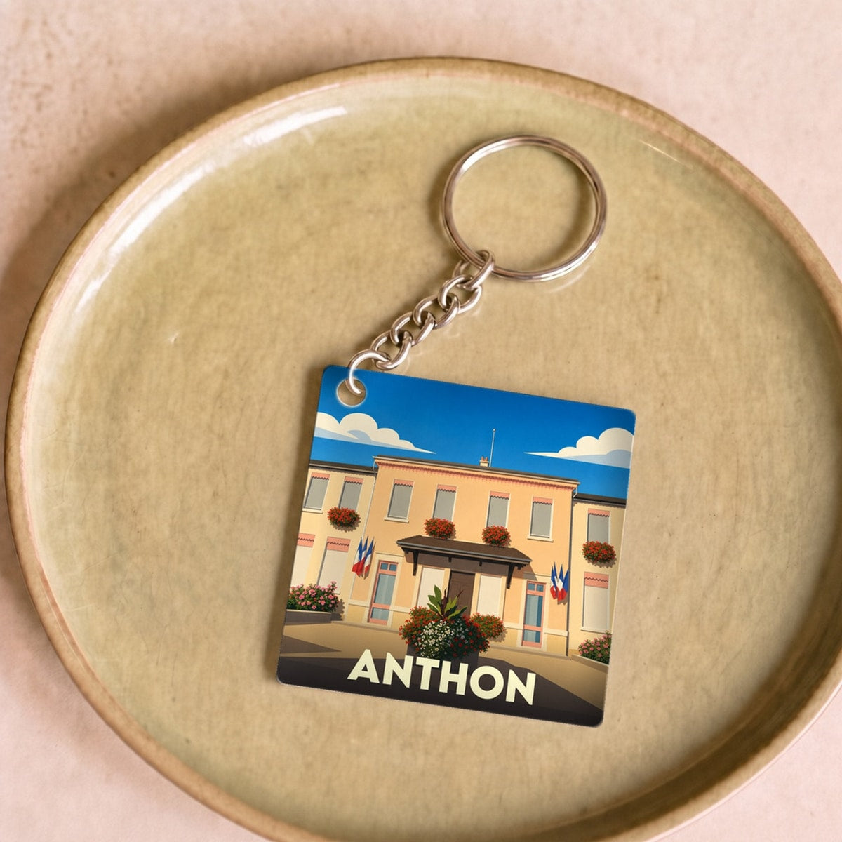 Porte-clés souvenir de la ville de Anthon avec une illustration stylisée de sa mairie.