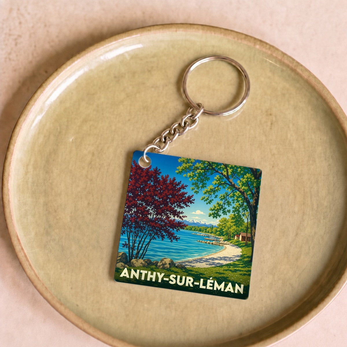 Porte-clés souvenir de la ville d’Anthy-sur-Léman avec une illustration stylisée des bords du lac.