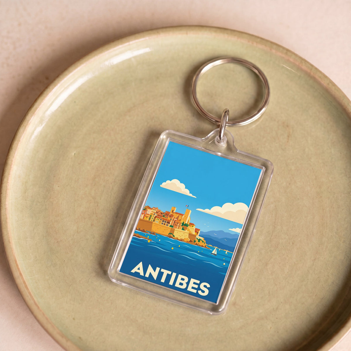 Porte-clés souvenir de la ville d'Antibes avec une illustration stylisée du bord de mer.
