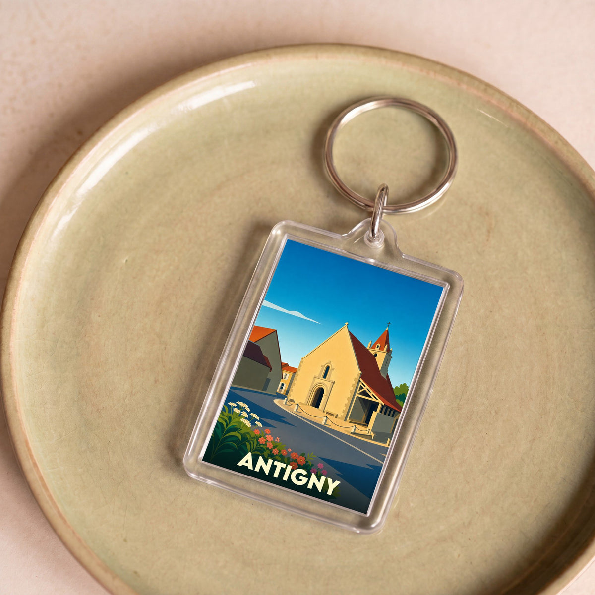 Porte-clés souvenir de la ville d'Antigny avec une illustration stylisée de son église.