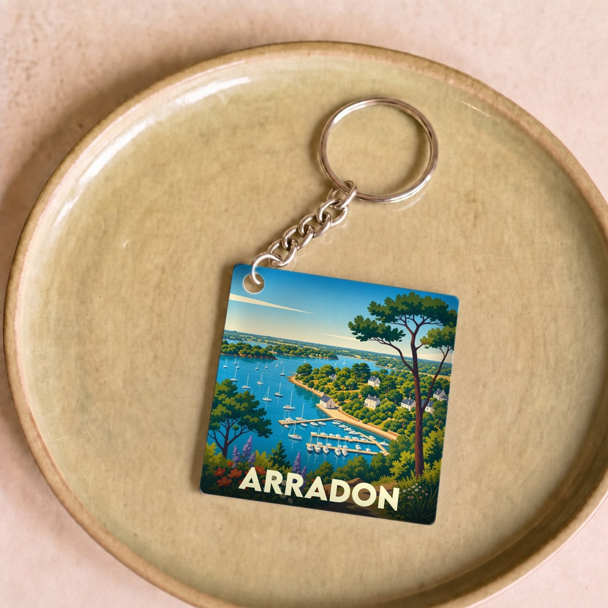 Porte-clés souvenir de la ville de Arradon avec une illustration stylisée de son littoral.