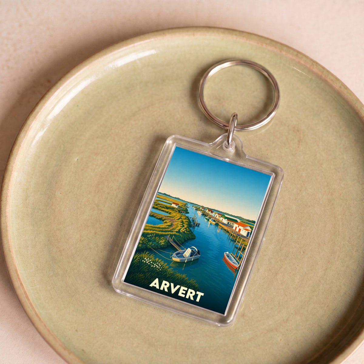 Porte-clés souvenir de la ville d'Arvert avec une illustration stylisée de son port ostréicole.