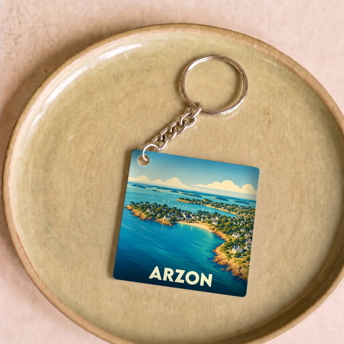 Porte-clés souvenir de la ville d'Arzon avec une illustration stylisée de son littoral.