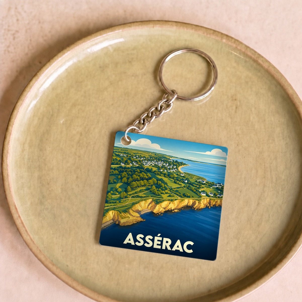 Porte-clés souvenir de la ville d'Assérac avec une illustration stylisée du littoral.