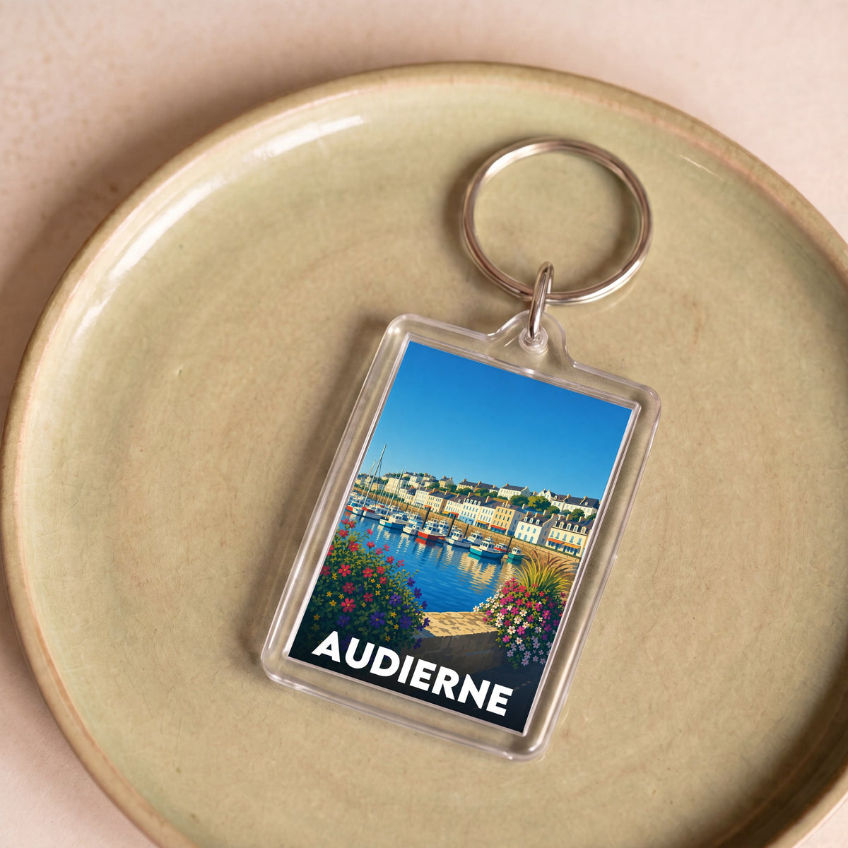 Porte-clés souvenir de la ville d'Audierne avec une illustration stylisée.