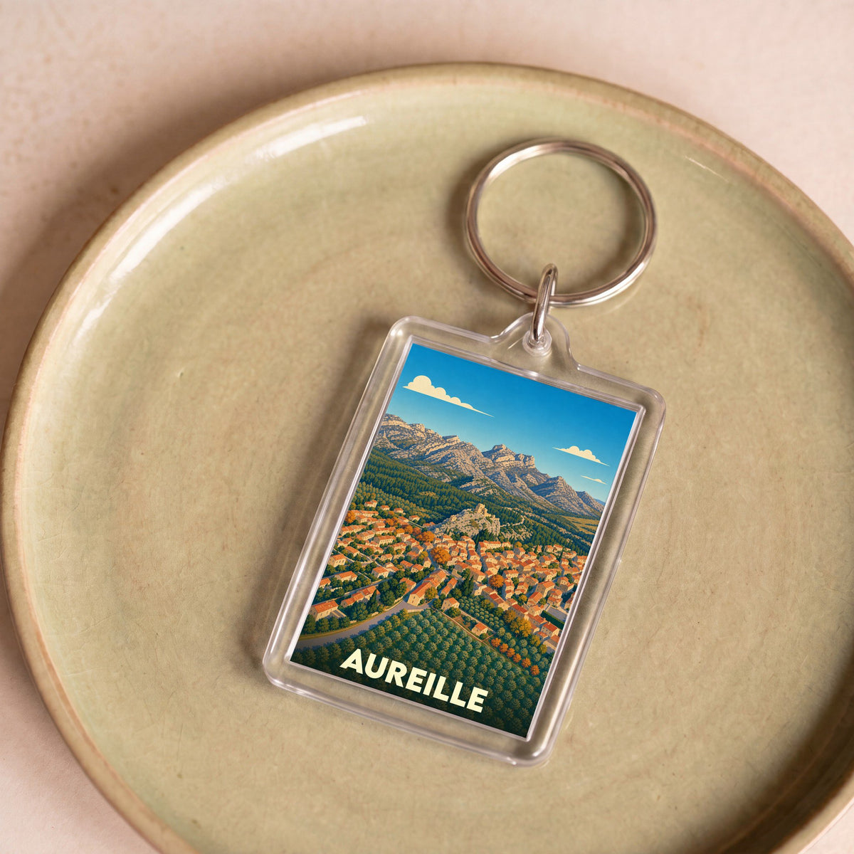 Porte-clés souvenir de la ville d'Aureille avec une illustration stylisée de ses paysages provençaux.