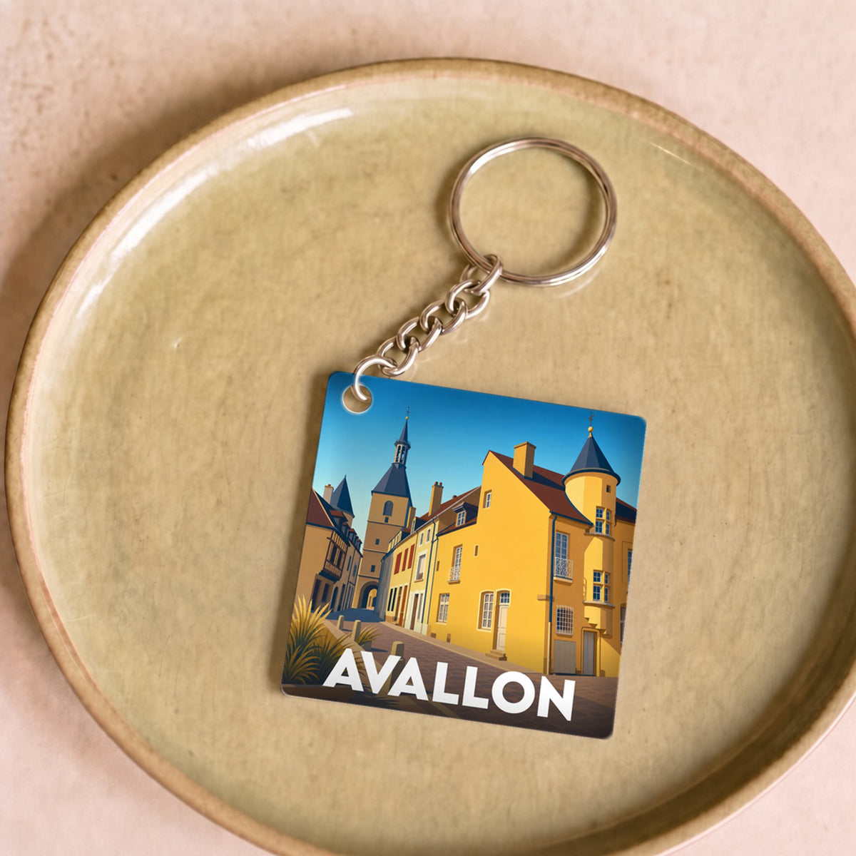 Porte-clés souvenir de la ville de Avallon avec une illustration stylisée.