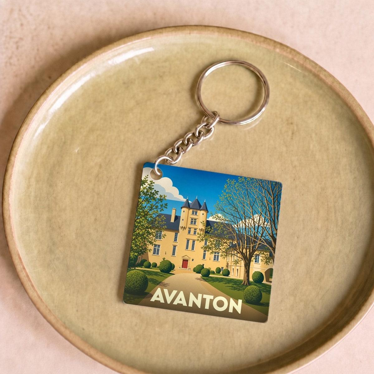 Porte-clés souvenir de la ville d'Avanton avec une illustration stylisée de son château.