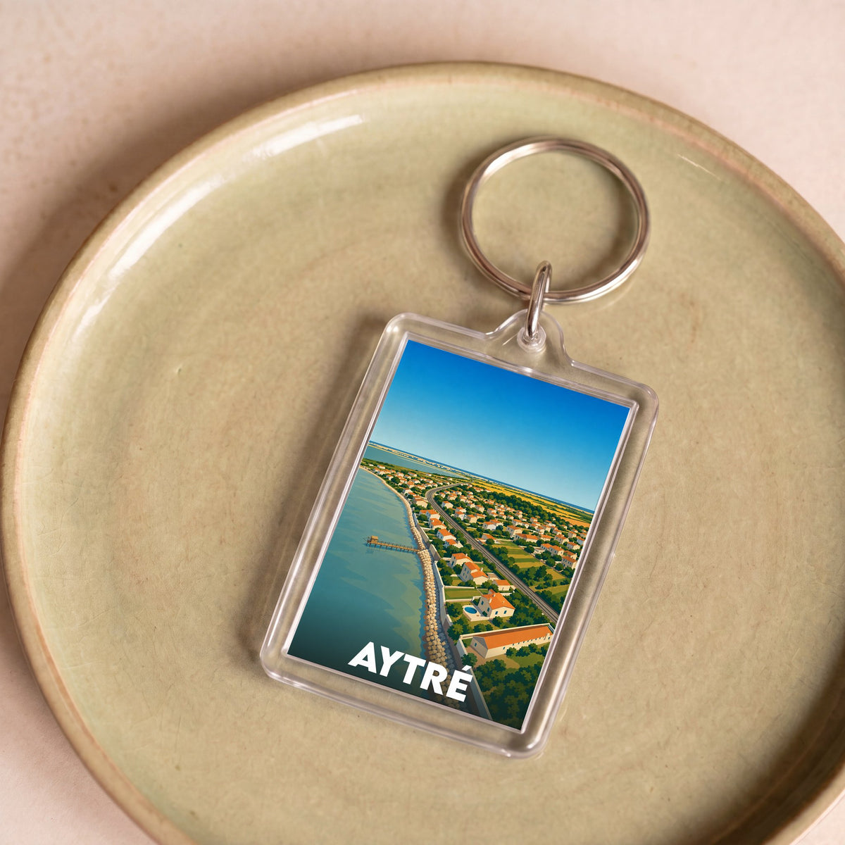 Porte-clés souvenir de la ville d'Aytré avec une illustration stylisée du littoral.