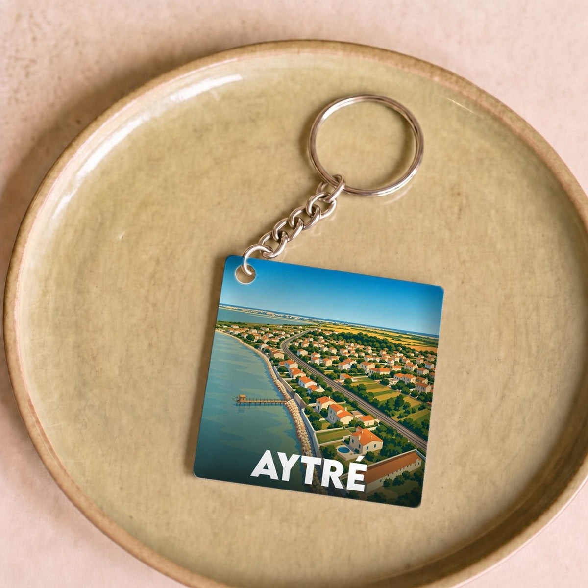 Porte-clés souvenir de la ville d'Aytré avec une illustration stylisée du littoral.