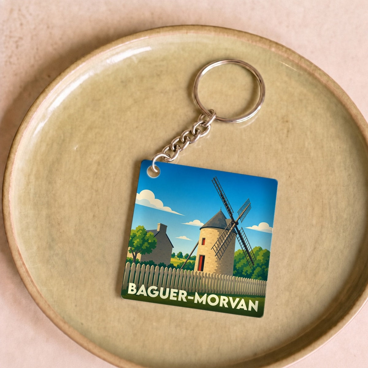 Porte-clés souvenir de la ville de Baguer-Morvan avec une illustration stylisée d'un moulin.