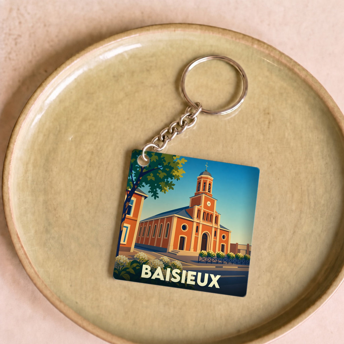 Porte-clés souvenir de la ville de Baisieux avec une illustration stylisée de son église.