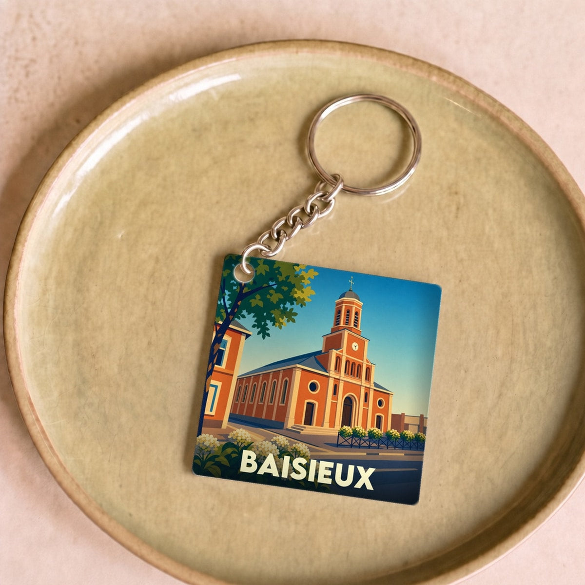 Porte-clés souvenir de la ville de Baisieux avec une illustration stylisée de son église.