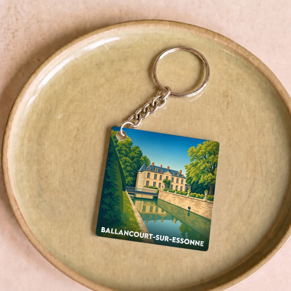 Porte-clés souvenir de la ville de Ballancourt-sur-Essonne avec une illustration stylisée.