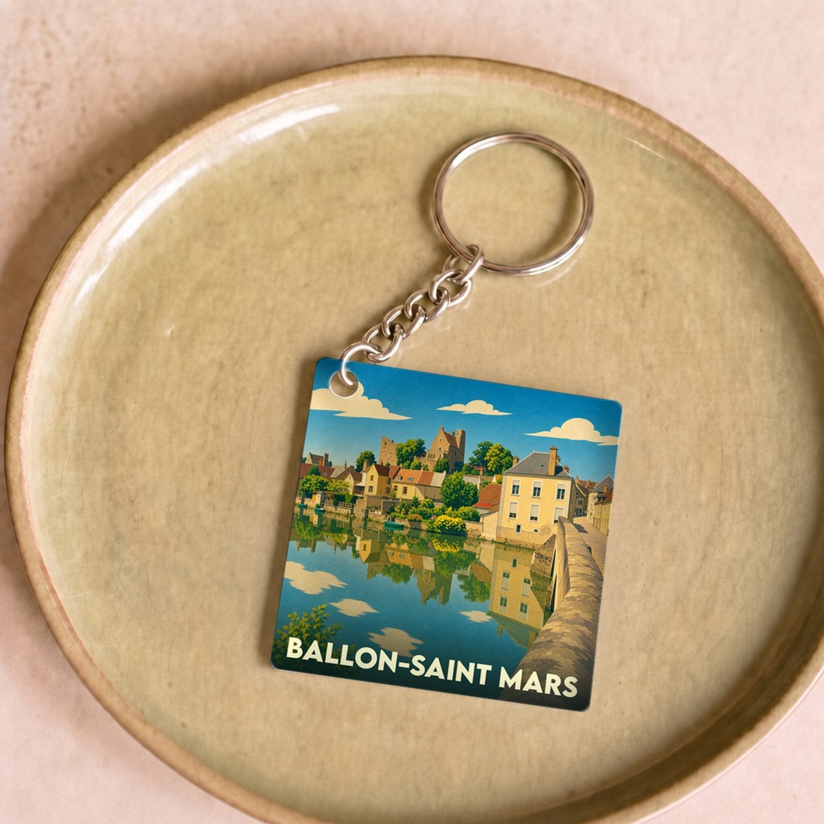 Porte-clés souvenir de la ville de Ballon-Saint Mars avec une illustration stylisée.