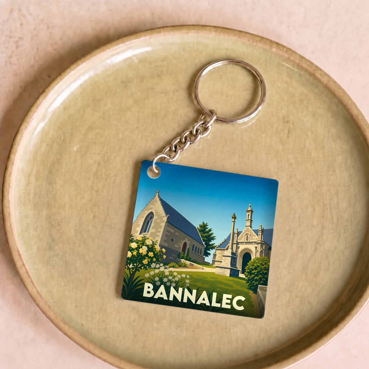 Porte-clés souvenir de la ville de Bannalec avec une illustration stylisée d'un monument historique.