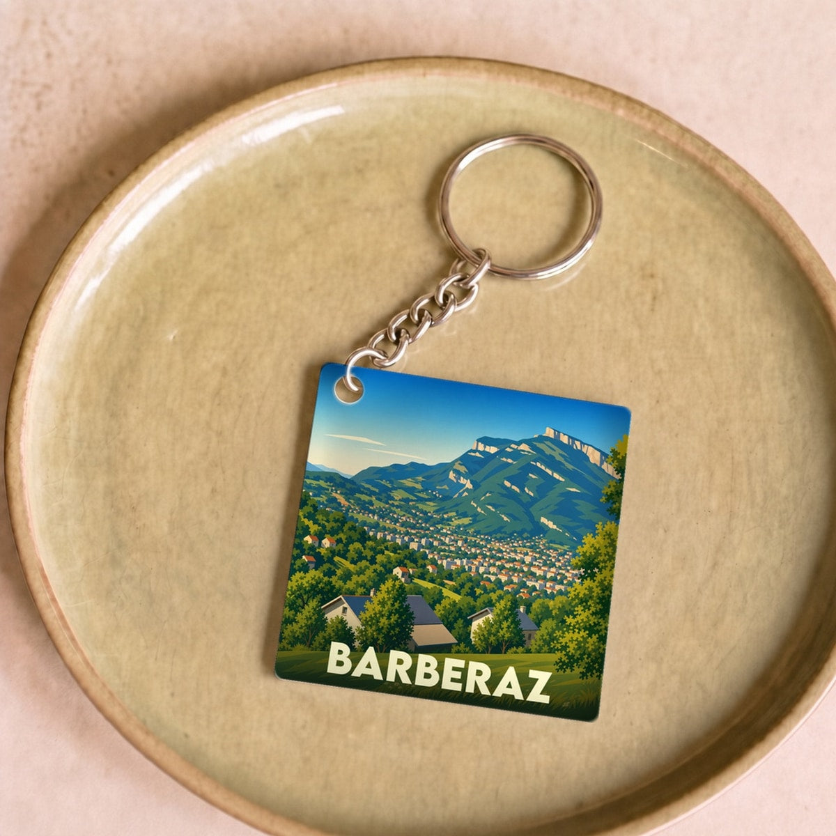 Porte-clés souvenir de la ville de Barberaz avec une illustration stylisée de son paysage montagneux.