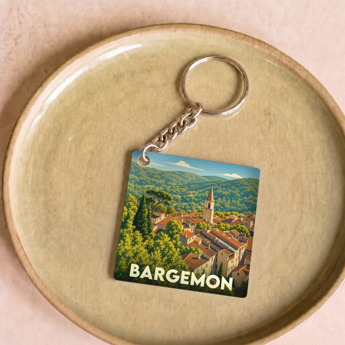 Porte-clés souvenir de la ville de Bargemon avec une illustration stylisée de son village provençal.