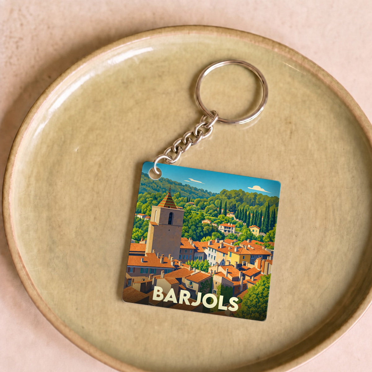 Porte-clés souvenir de la ville de Barjols avec une illustration stylisée de ses toits provençaux.