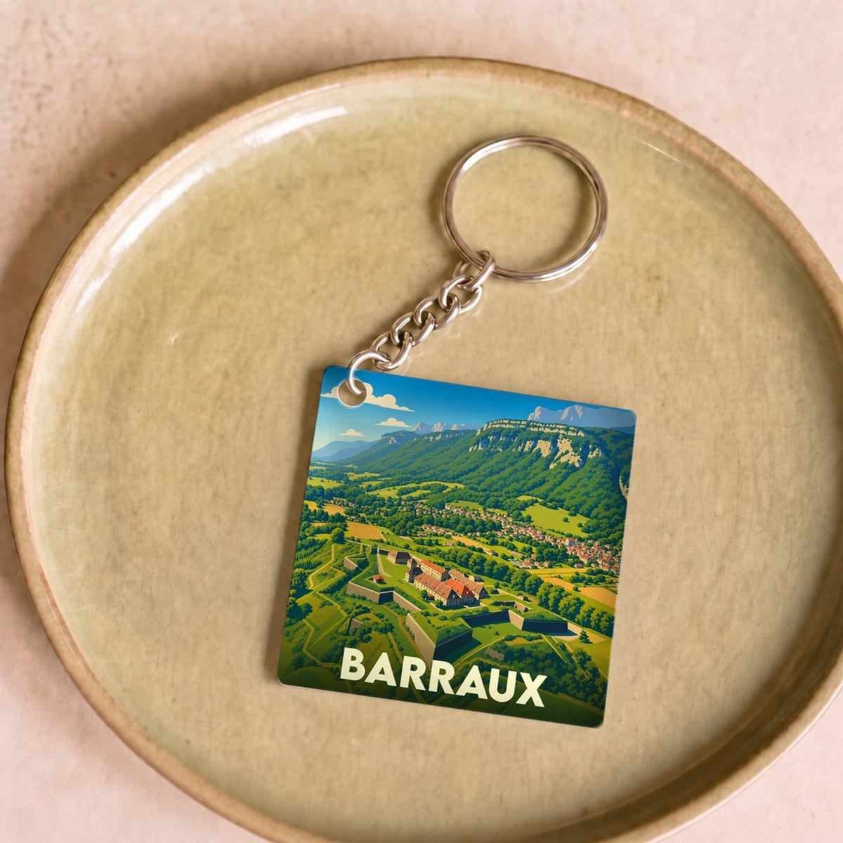 Porte-clés souvenir de la ville de Barraux avec une illustration stylisée du fort et des montagnes environnantes.