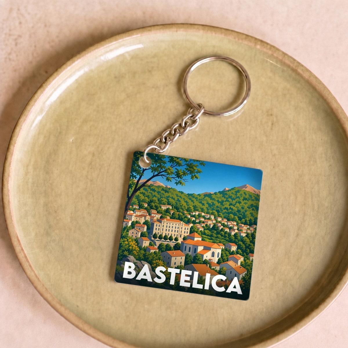 Porte-clés souvenir de la ville de Bastelica avec une illustration stylisée.