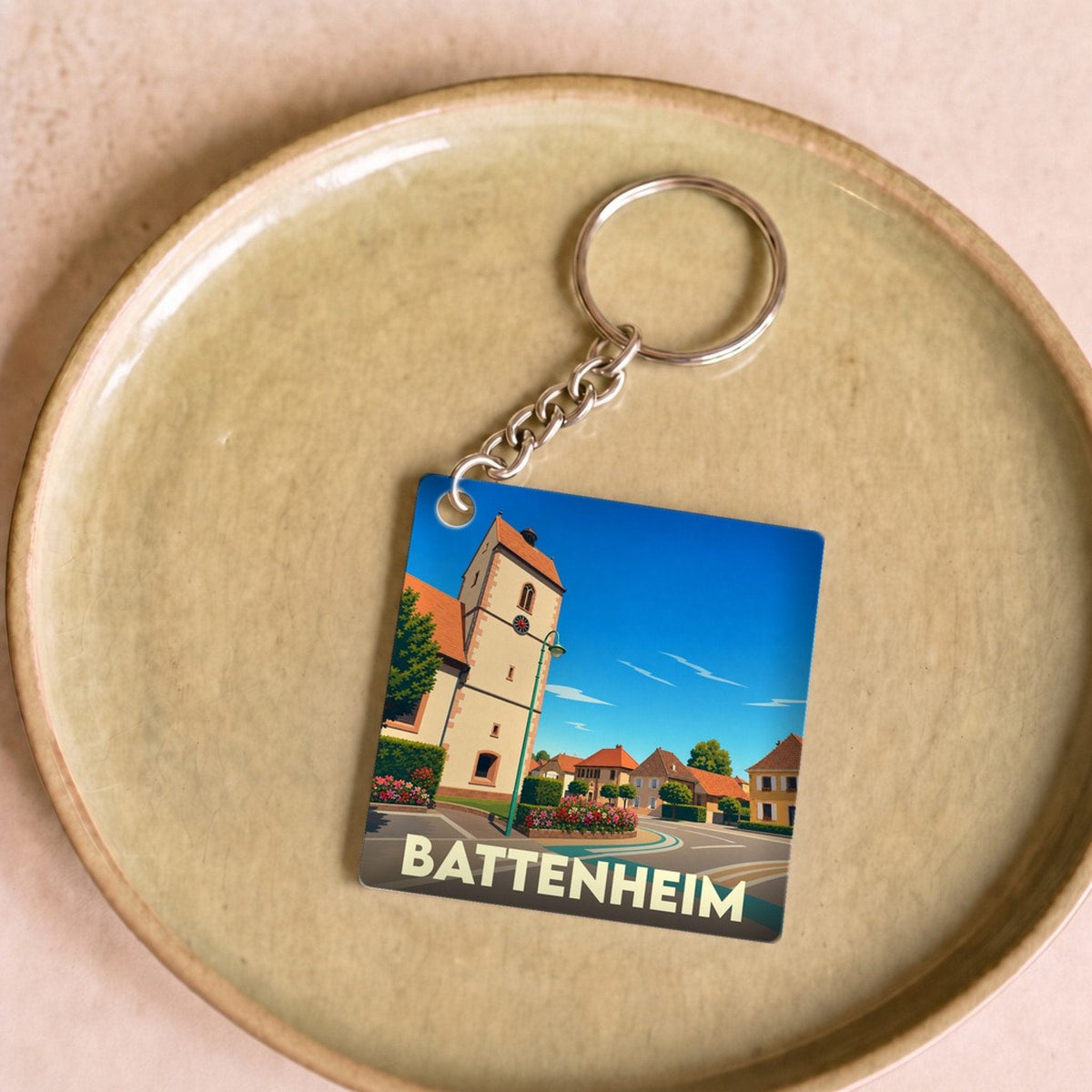 Porte-clés souvenir de la ville de Battenheim avec une illustration stylisée de son église.