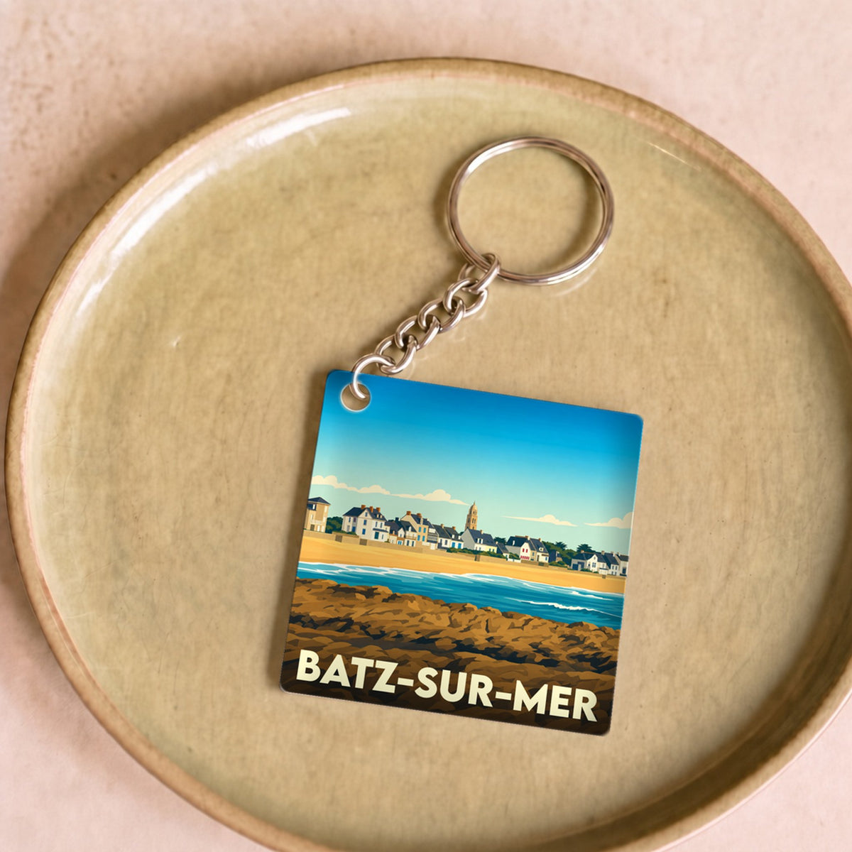 Porte-clés souvenir de la ville de Batz-sur-Mer avec une illustration stylisée de son front de mer.