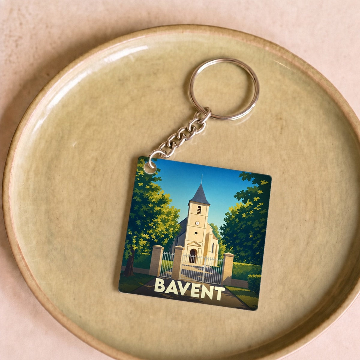 Porte-clés souvenir de la ville de Bavent avec une illustration stylisée de son église.
