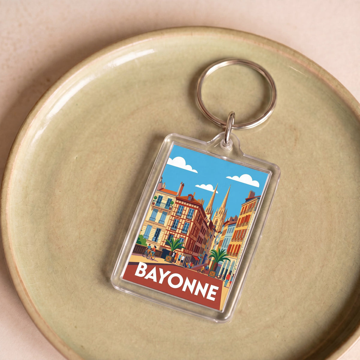 Porte-clés souvenir de la ville de Bayonne avec une illustration stylisée et colorée.