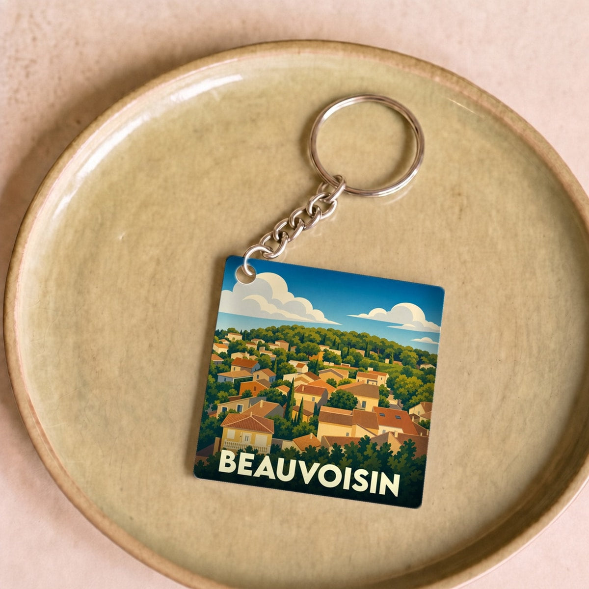 Porte-clés souvenir de la ville de Beauvoisin avec une illustration stylisée de ses paysages.