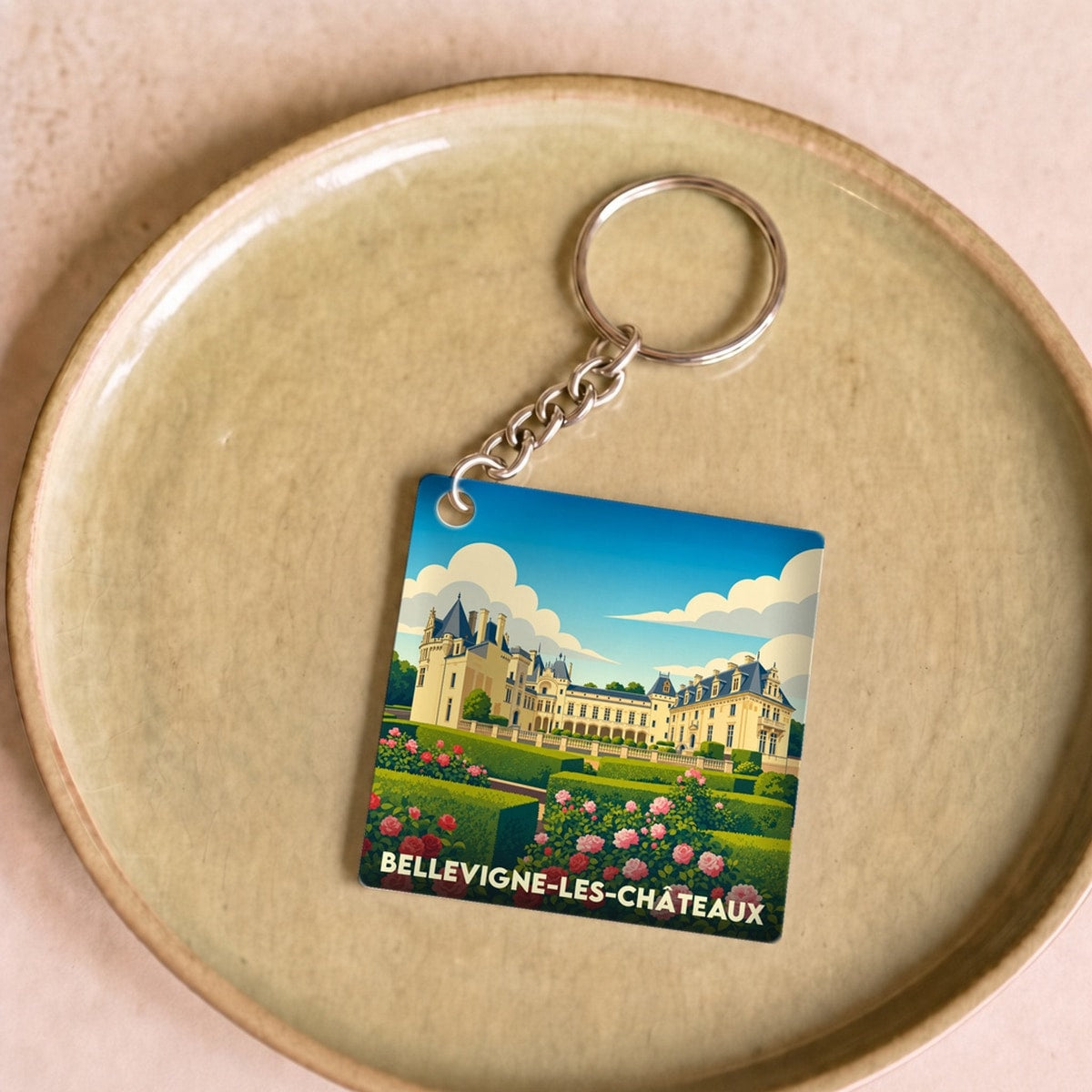 Porte-clés souvenir de la ville de Bellevigne-les-Châteaux avec une illustration stylisée de son patrimoine.