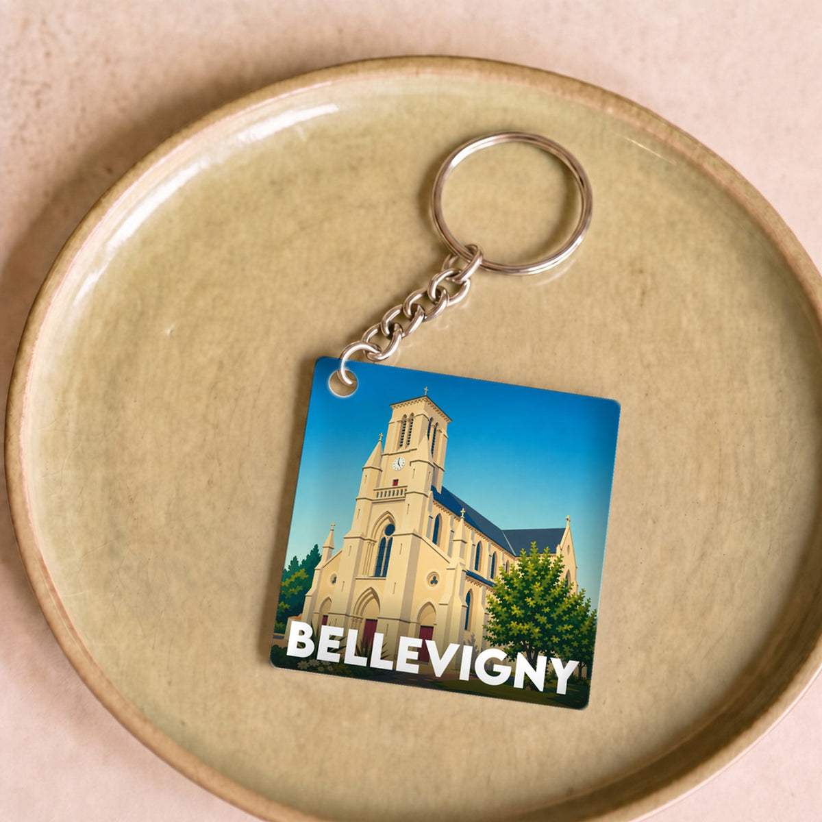 Porte-clés souvenir de la ville de Bellevigny avec une illustration stylisée de son église.