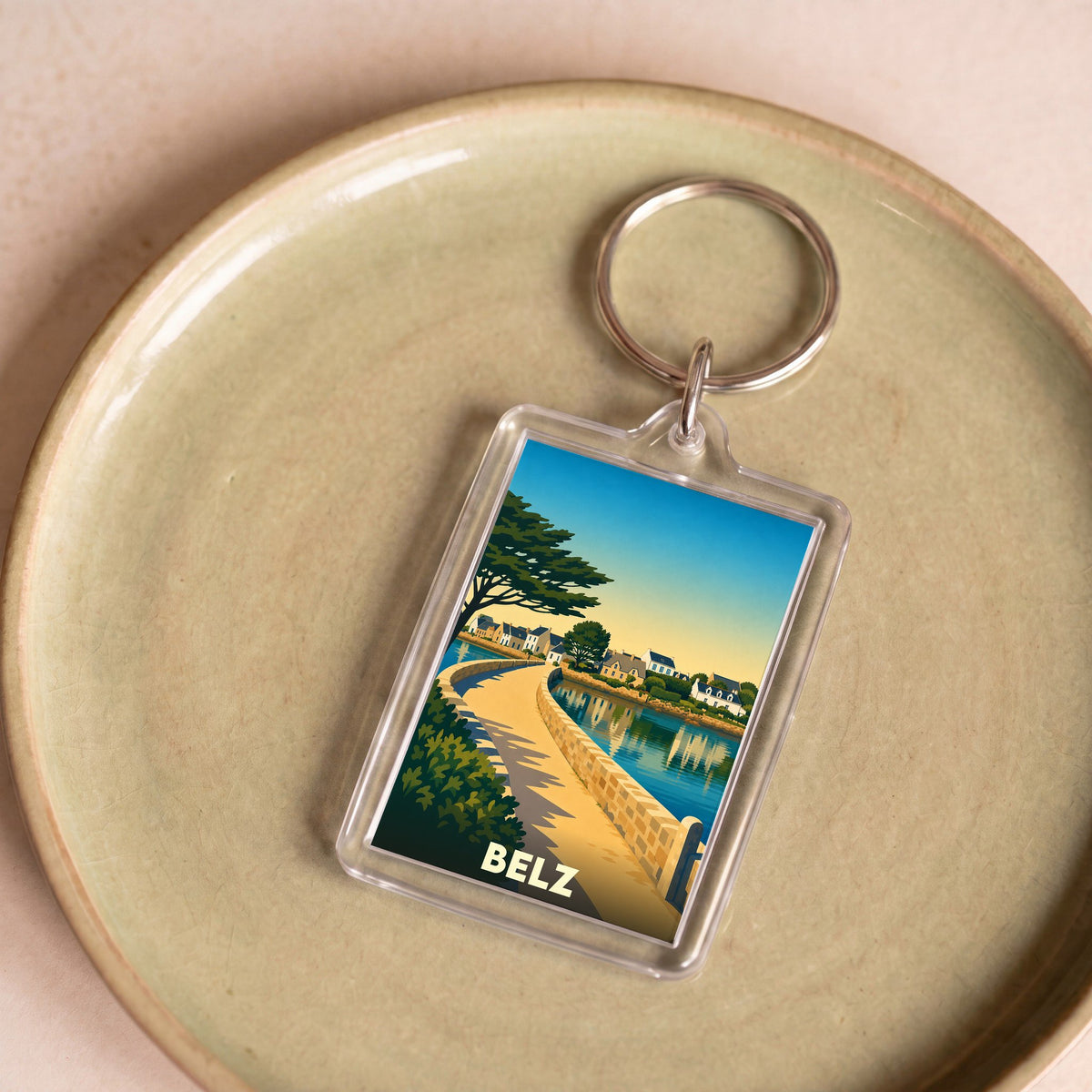 Porte-clés souvenir de la ville de Belz avec une illustration stylisée de son littoral.