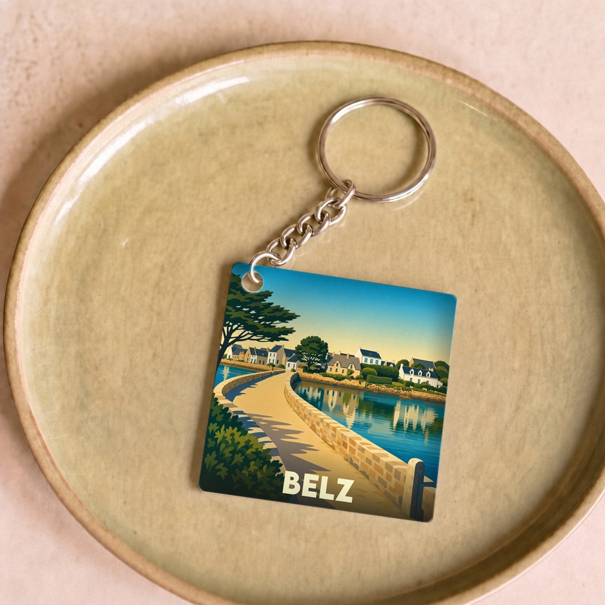 Porte-clés souvenir de la ville de Belz avec une illustration stylisée de son littoral.