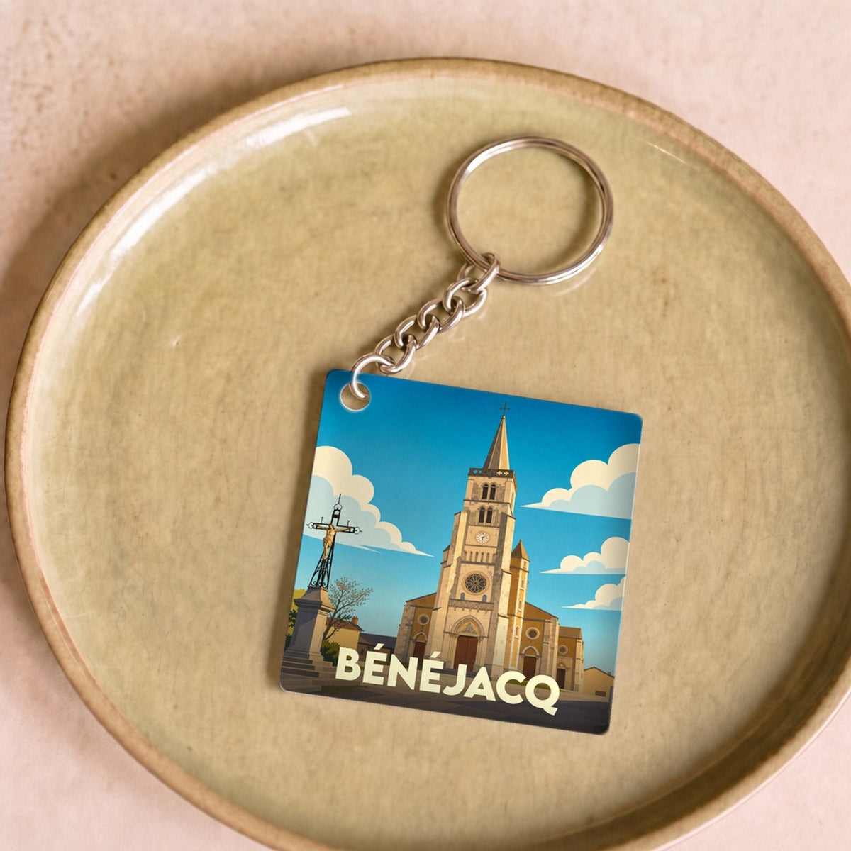 Porte-clés souvenir de la ville de Bénéjacq avec une illustration stylisée de son église.