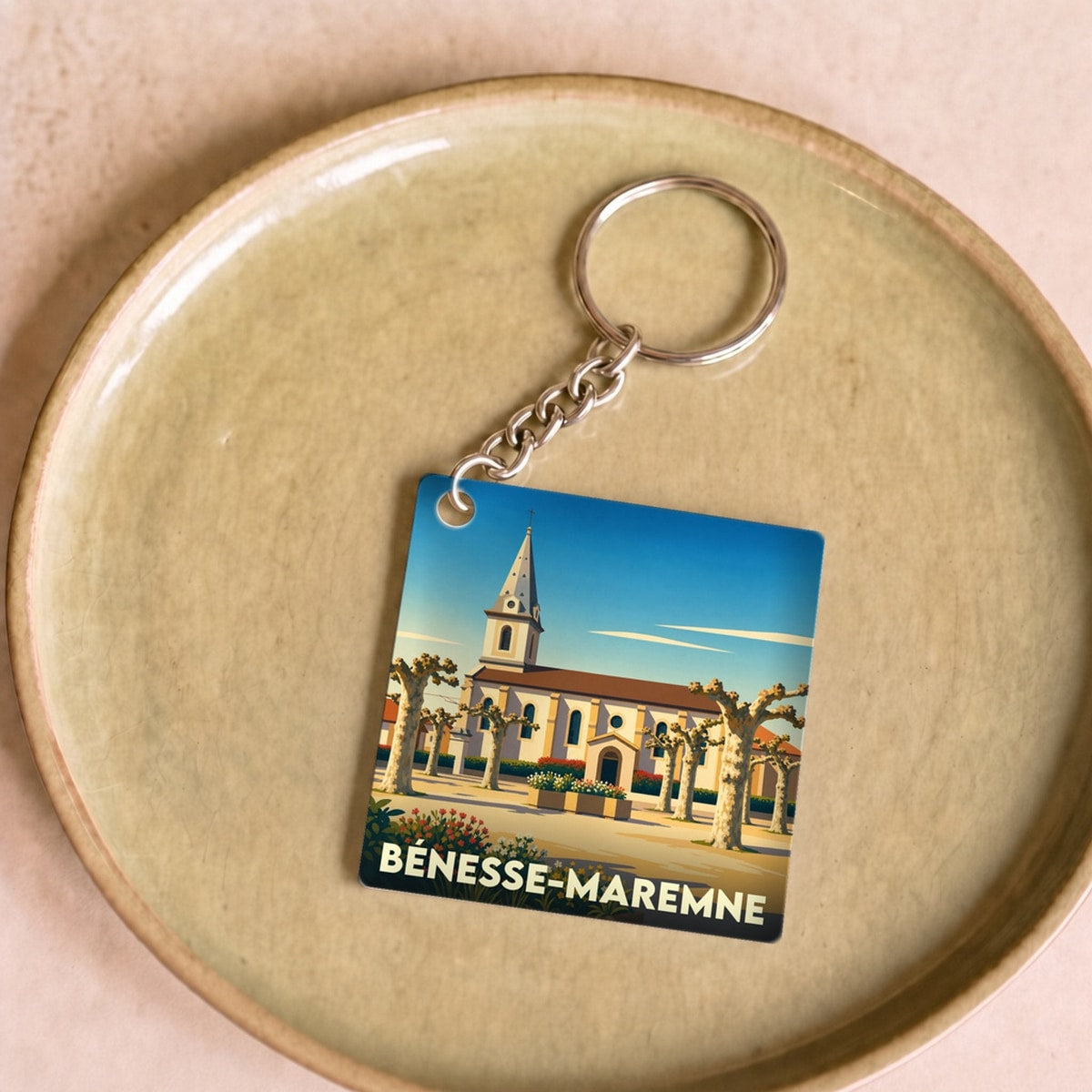 Porte-clés souvenir de la ville de Bénesse-Maremne avec une illustration stylisée de son église.