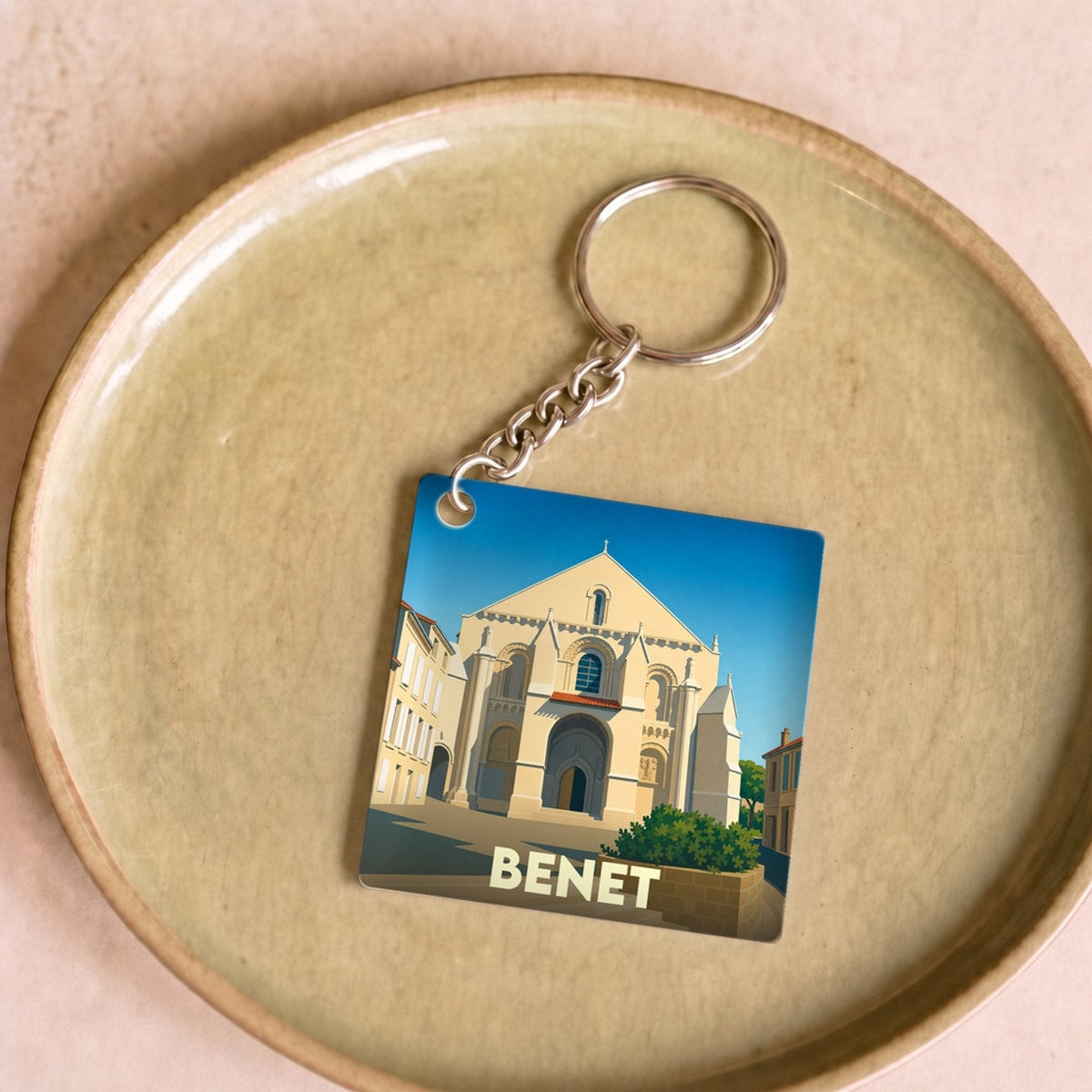 Porte-clés souvenir de la ville de Benet avec une illustration stylisée de son église.