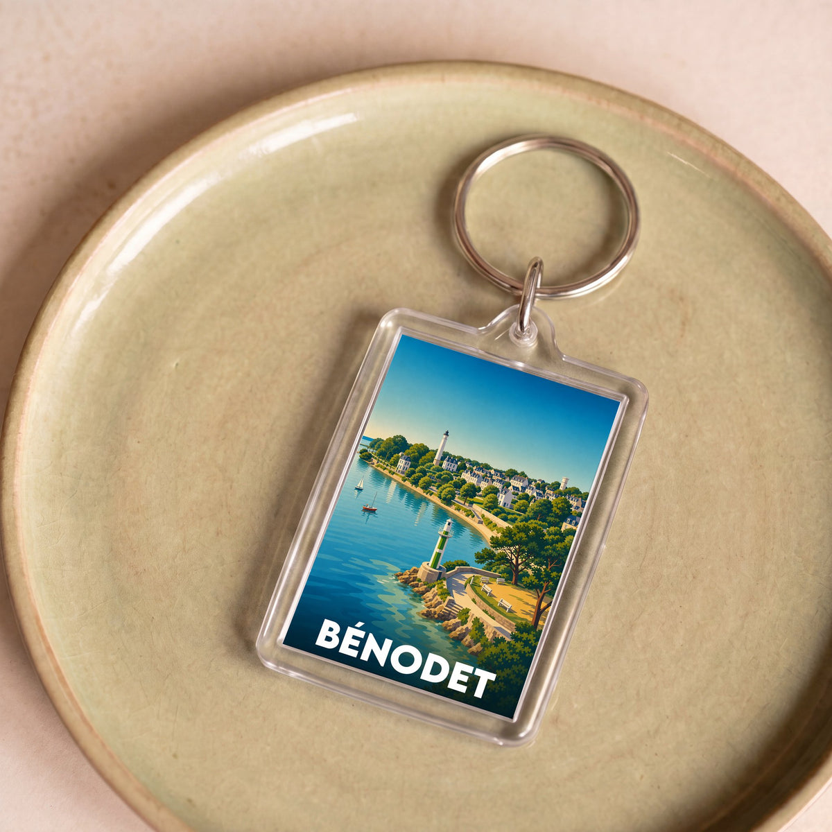 Porte-clés souvenir de la ville de Bénodet avec une illustration stylisée de son paysage côtier.